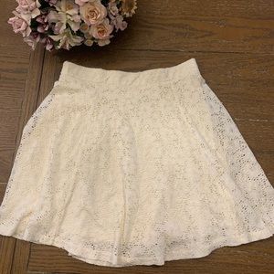 Classic 2010s Bongo’s Off-White Flower Lace Skirt 🤍